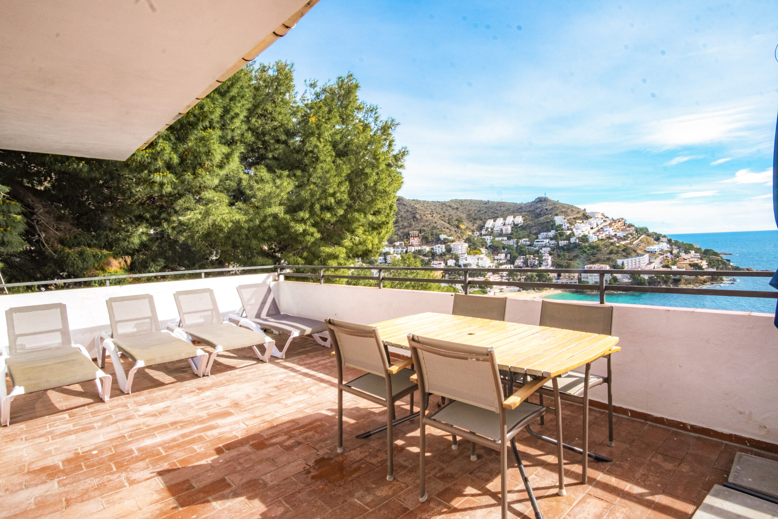 FotografÃas de los apartamentos Casdanna Roses y el entorno en la Costa Brava